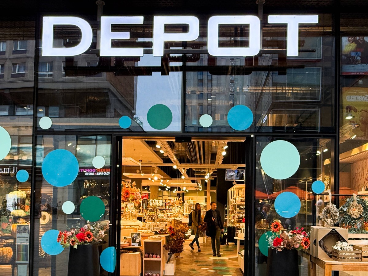 Symbolbild und Themenbild DEPOT Deko Kette Symbolfoto und Themenfoto einer Filiale mit Logo von DEPOT. Das Geschaeft verkauft Dekoartikel, Wohnaccessoires und Kleinmoebel und gehoert der Gries Deco Ho ...