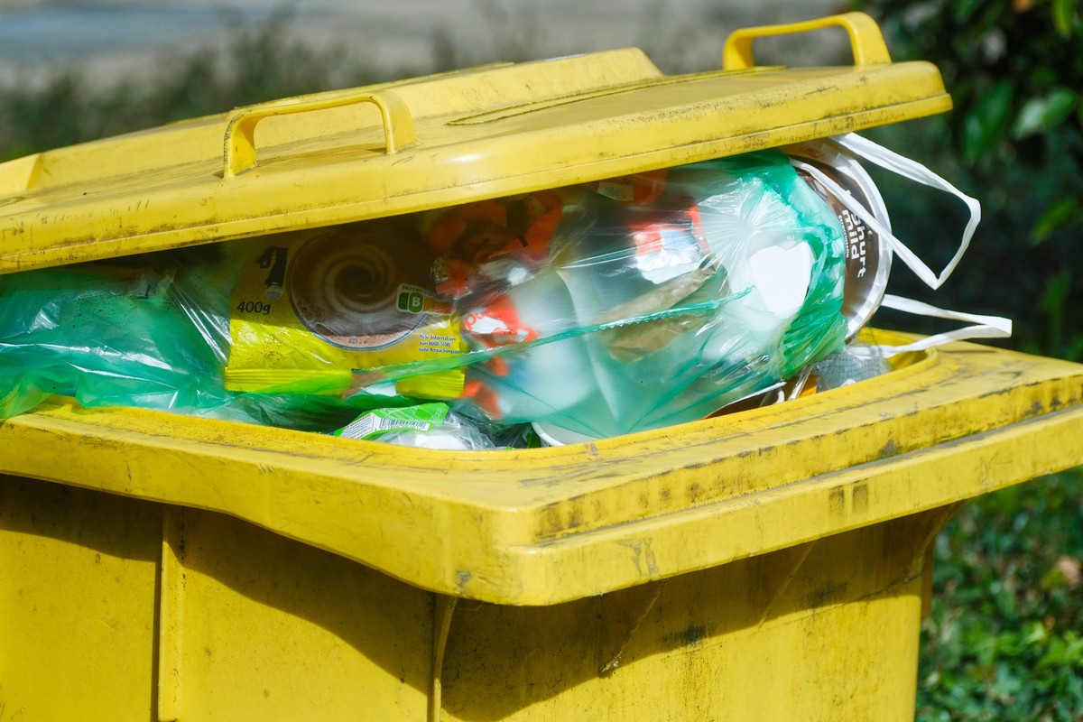 Düsseldorf 16.03.2023 gelbe Tonne Mülltonne Kunststoff Plastik Recycling Müll Abfall Wohlstandsmüll Wohlstandsgesellschaft Verpackung Verpackungsmüll Restmüll Plastiktonne Umwelttonne Recyclingtonne D ...