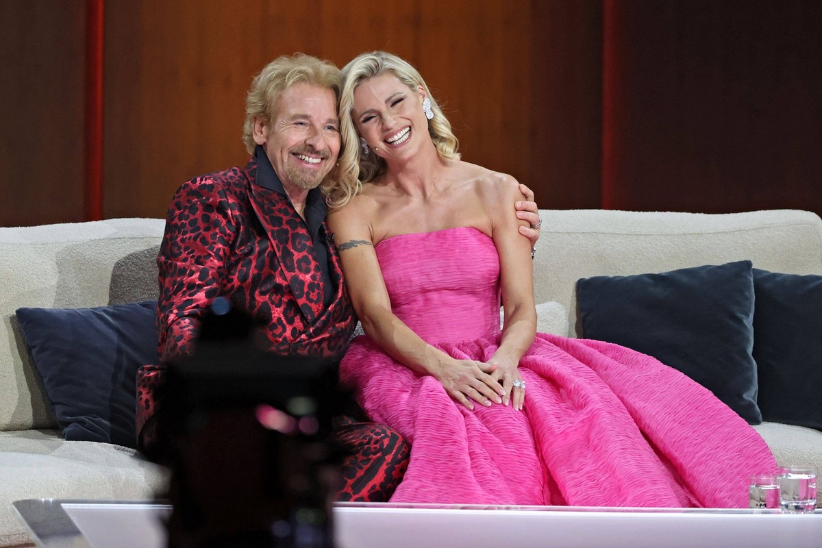 ZDF - Wetten, dass... Fernsehmoderator Thomas Gottschalk und Fernsehmoderatorin Michelle Hunziker während der ZDF - Fernsehshow Wetten , dass... am 19.11.2022 live aus Friedrichshafen. 20221119SBK0014 ...