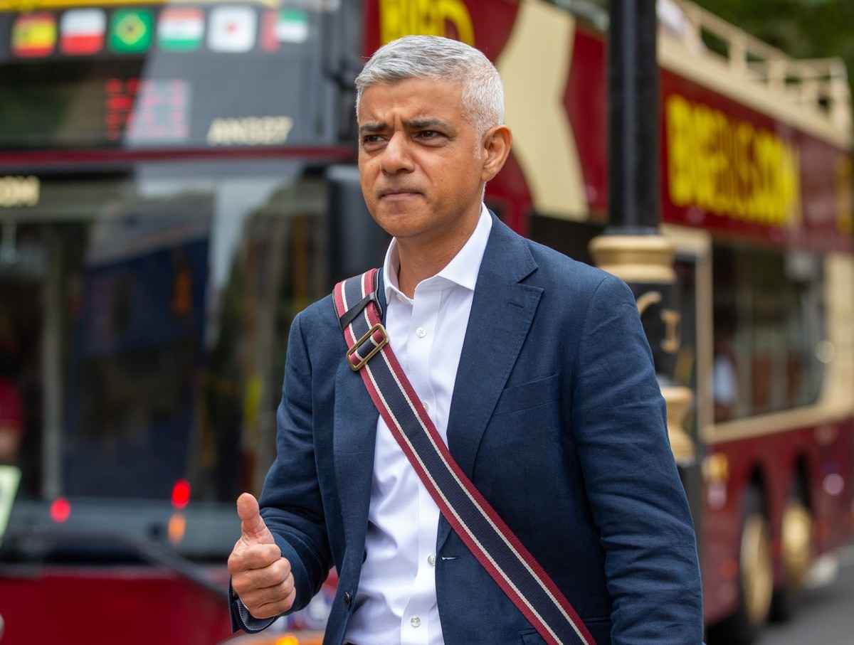 29.08.2023, Großbritannien, London: Sadiq Khan, Bürgermeister von London, gestikuliert, nachdem er Interviews in Morgensendungen gegeben hat. Begleitet von scharfer Kritik der konservativen britischen ...