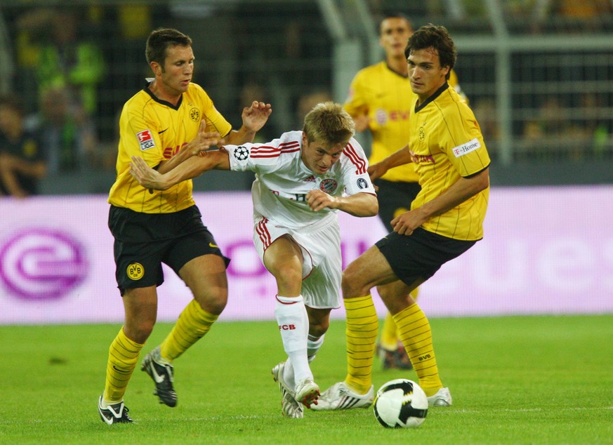 Marc-André Kruska und Mats Hummels versuchen Toni Kroos aufzuhalten. Im Hintergrund Sebastian Kehl.