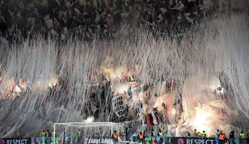 29.11.2018 GER, Frankfurt am Main, Commerzbankarena Europa League Eintracht Frankfurt (SGE) - Olympique Marseille Choreografie der Fans / Ultras hier in der Kurve mit Fahnen Transparenten Lametta und  ...