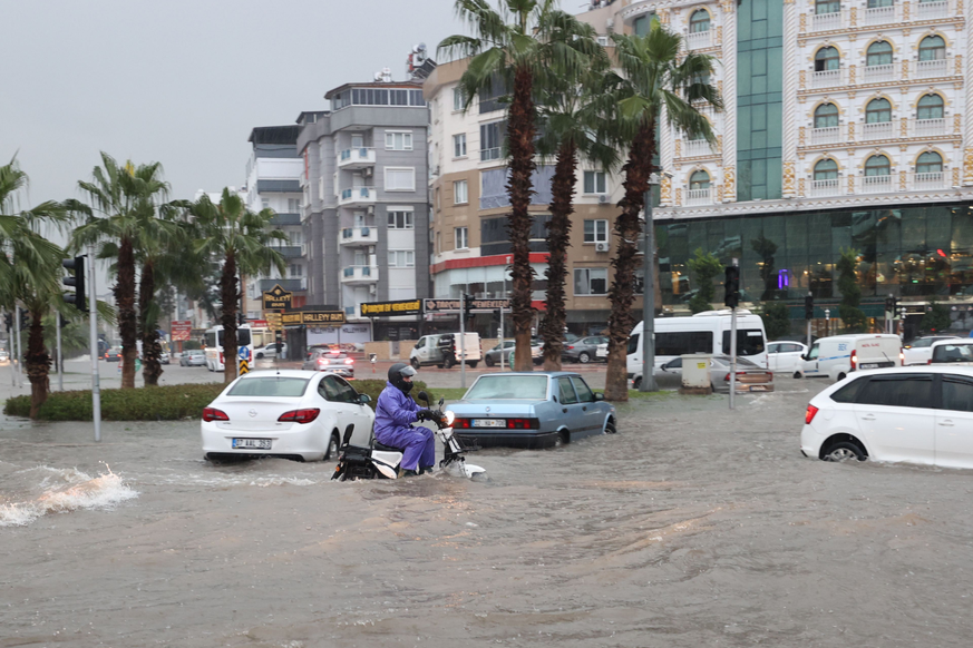 Überschwemmungen rund um Antalya sorgen aktuell für Chaos auf den Straßen der Region.