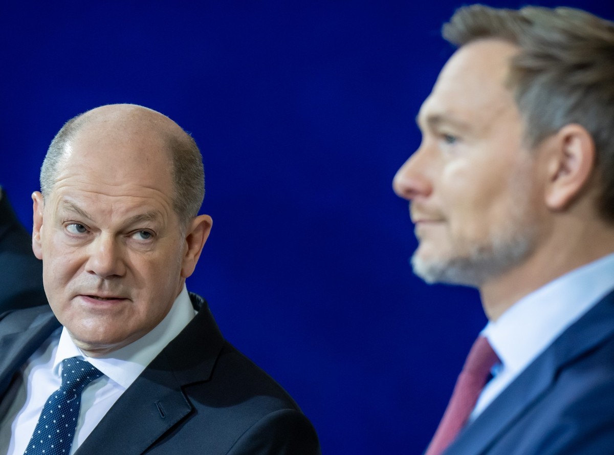 ARCHIV - 13.12.2023, Berlin: Robert Habeck (l-r, Bündnis 90/Die Grünen), Bundesminister für Wirtschaft und Klimaschutz, Bundeskanzler Olaf Scholz (SPD) und Christian Lindner (FDP), Bundesminister der  ...