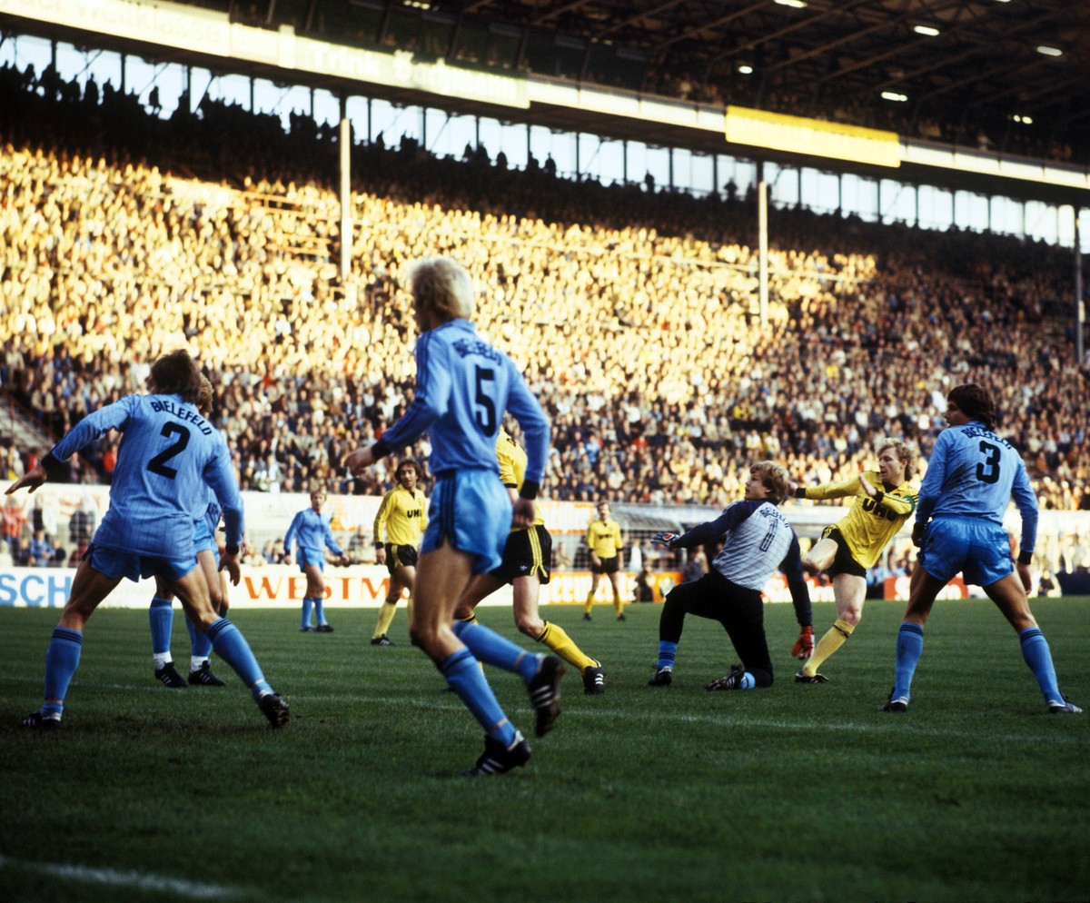 Am 6. November 1982 erlebte Arminia Bielefeld die höchste Bundesliga-Niederlage aller Zeiten. Beim 1:11 im Westfalen-Stadion erzielte Manni Burgsmüller (2. v. r.) fast die Hälfte der BVB-Tore.