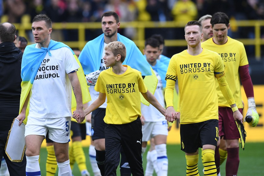 Gänsehaut pur! Der 13 Jahre alte Nikita Semenow (M.) war kürzlich aus der Ukraine geflüchtet und durfte nun das Benefizspiel in Dortmund eröffnen. 