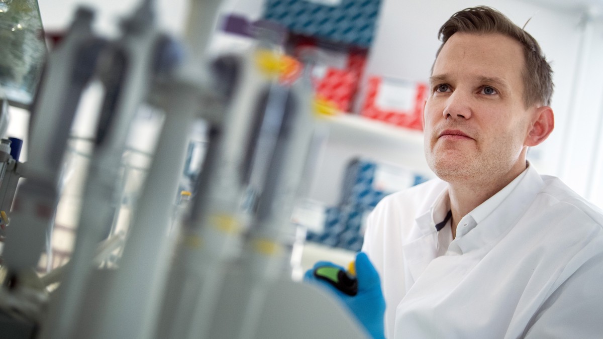 ARCHIV - 30.03.2020, Nordrhein-Westfalen, Bonn: Hendrik Streeck, Direktor des Institut für Virologie an der Uniklinik in Bonn, steht in einem Labor seines Institutes. Streeck kann im Verlauf der Coron ...