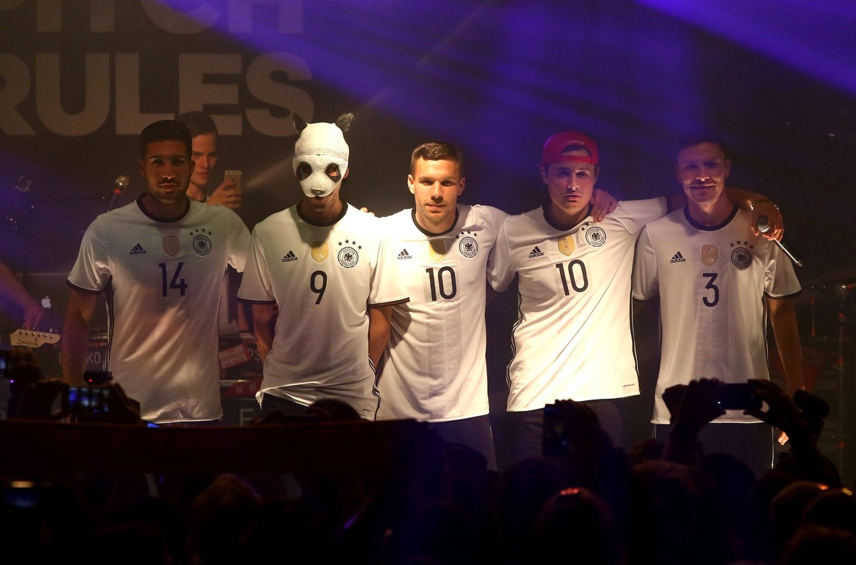 Fußball, DFB präsentiert Trikot für die EM 2016 in Berlin Rapper Rapmusiker Cro, Lukas Podolski, Jonas Hector, Emre Can Trikotpräsentation für EURO 2016 Frankreich / / Fußball Fussball DFB Nationalman ...