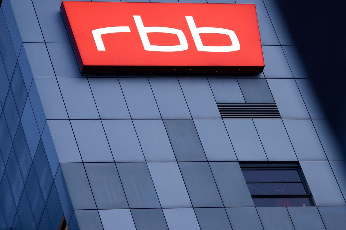 ARCHIV - 15.08.2022, Berlin: Das beleuchtete Logo des Senders Rundfunk Berlin-Brandenburg (RBB) ist an der Fassade am Sitz des Senders an der Masurenallee angebracht. (zu dpa: «Brandenburg-Wahl: RBB m ...