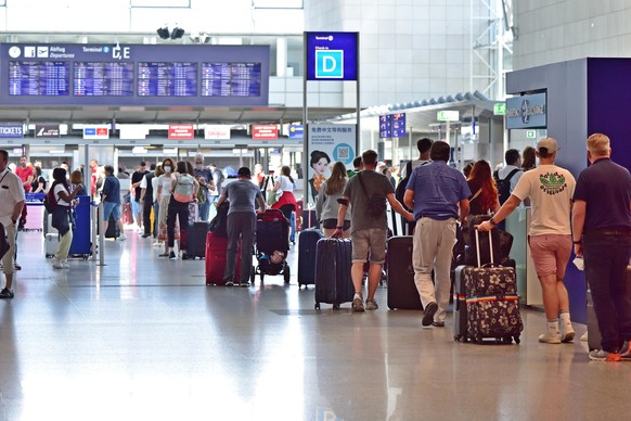 Wegen des Personalmangels an Flughäfen kam es in den vergangenen Monaten häufig zu endlos anmutenden, langen Wartezeiten.