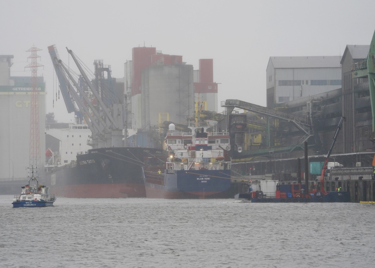06.02.2024, Hamburg: Ein Boot der Wasserschutzpolizei f�hrt auf der Rethe und sperrt die Zufahrt zum Blumensandhafen ab. Am fr�hen Dienstagmorgen ist in Hamburg-Wilhelmsburg ein Binnenschiff im Blumen ...