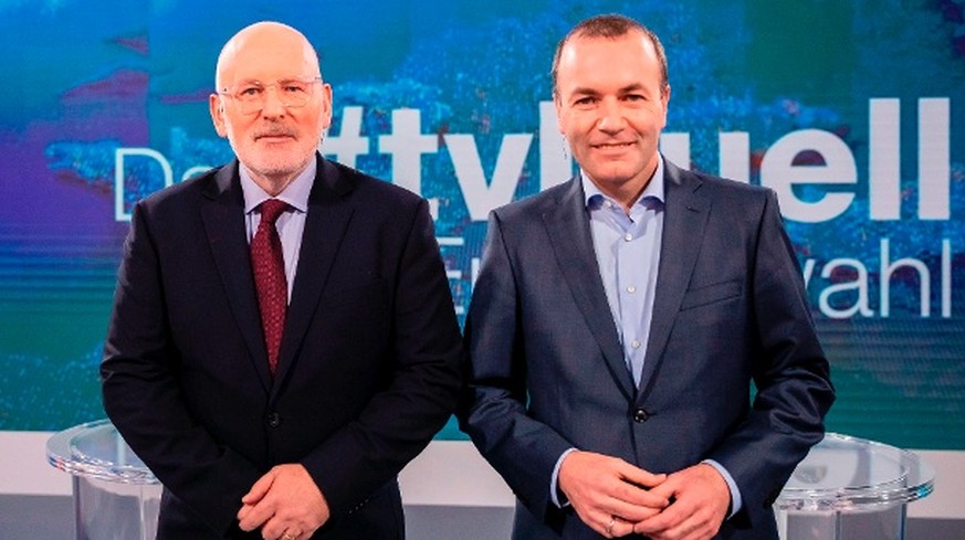 Frans Timmermans (l), Spitzenkandidat der SPE für die Europawahl, und Manfred Weber (CSU), Spitzenkandidat der EVP für die Europawahl, stehen vor dem TV-Duell zur Europawahl im ZDF Hauptstadtstudio fü ...