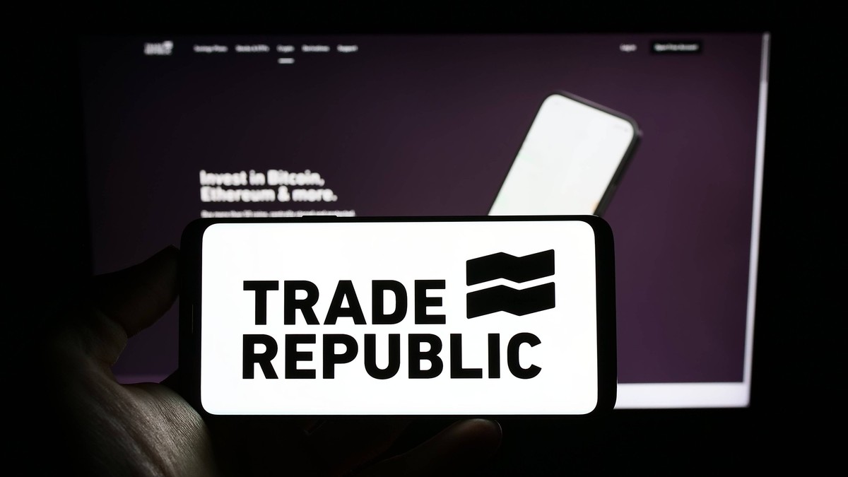 Person holding cellphone with logo of German company Trade Republic Bank GmbH on screen. Stuttgart, Germany - 01-07-2023: Person holding cellphone with logo of German company Trade Republic Bank GmbH ...