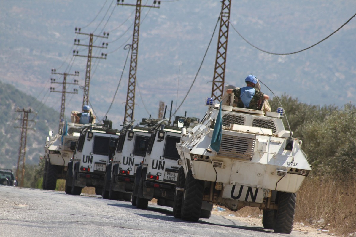 ARCHIV - 28.08.2024, Libanon, Marjeyoun: Die Fahrzeuge der Interimstruppe der Vereinten Nationen im Libanon (UNIFIL) patrouillieren. Der UN-Sicherheitsrat hat am Mittwoch einstimmig eine Resolution zu ...