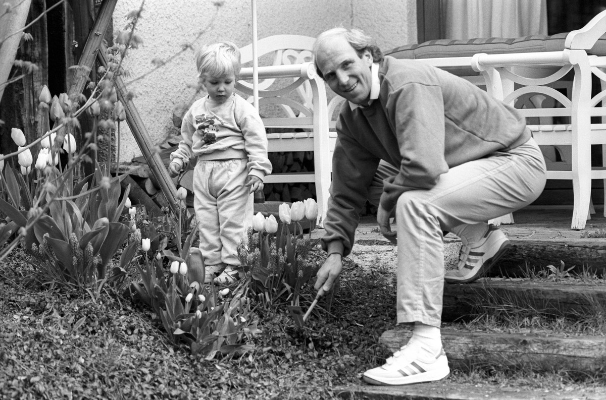 Dieter Hoene� (FC Bayern M�nchen) mit Sohn Sebastian im Garten

Dieter Hoene� FC Bavaria Munich with Son Sebastian in Garden