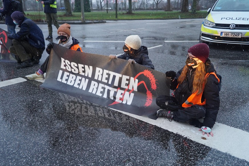 Klimaaktivisten haben am Montagmorgen den Horner Kreisel blockiert und starke Behinderungen im Berufsverkehr ausgelöst. Zwei der zehn Personen haben sich laut Polizei auf der Straße festgeklebt und wu ...