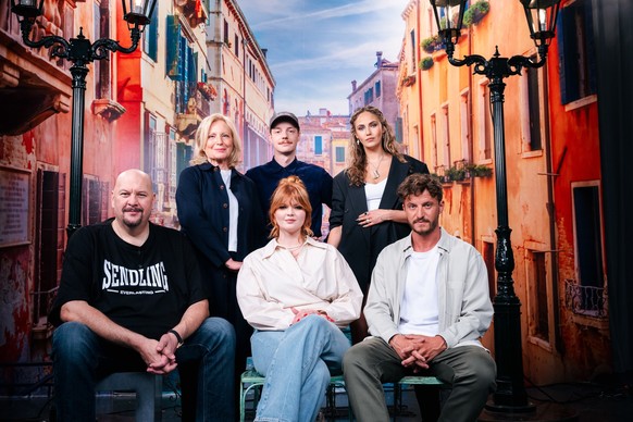 Sophie Passmann (3.v.r.) und Tommi Schmitt (r.) mit den Gästen der Sendung &quot;Neo Ragazzi&quot; Jumbo Schreiner (l.), Maren Kroymann (2.v.l.), Merlin Sandmeyer (3.v.l.), Elena Carrière