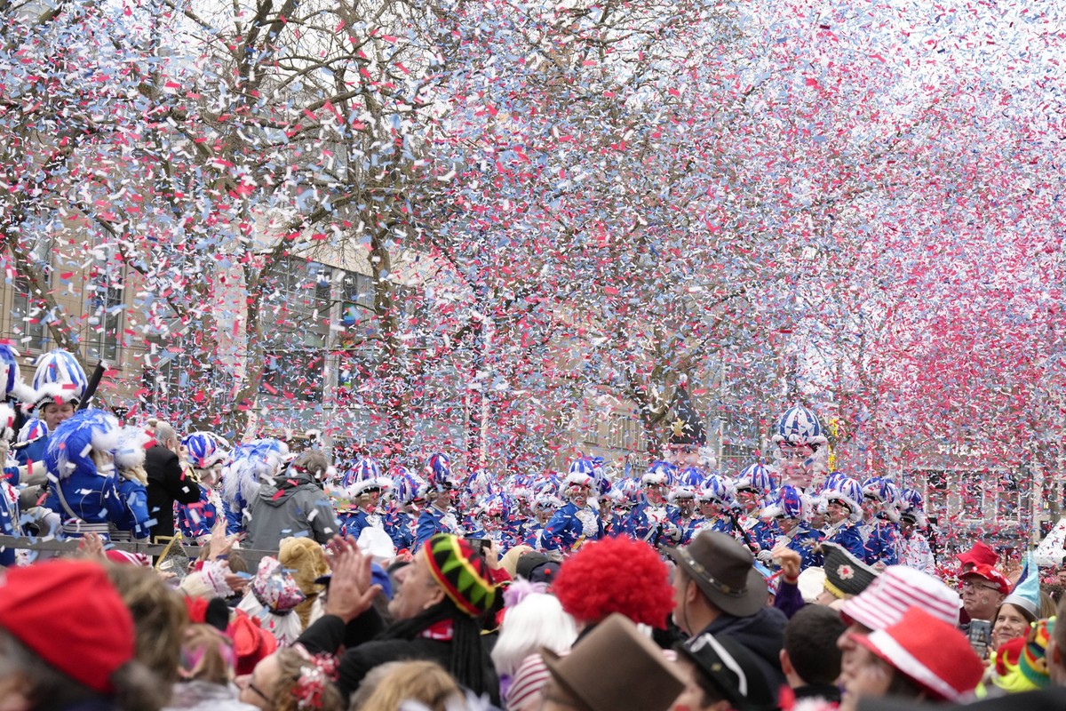 IMAGO Creative, Gesellschaft, Fasching Koelner Karneval, Traditionelles Funkenbiwak der Roten Funken auf dem Neumarkt Tanzende und feiernde Jecken auf dem Koelner Neumarkt beim Funkenbiwak 2023 der ro ...