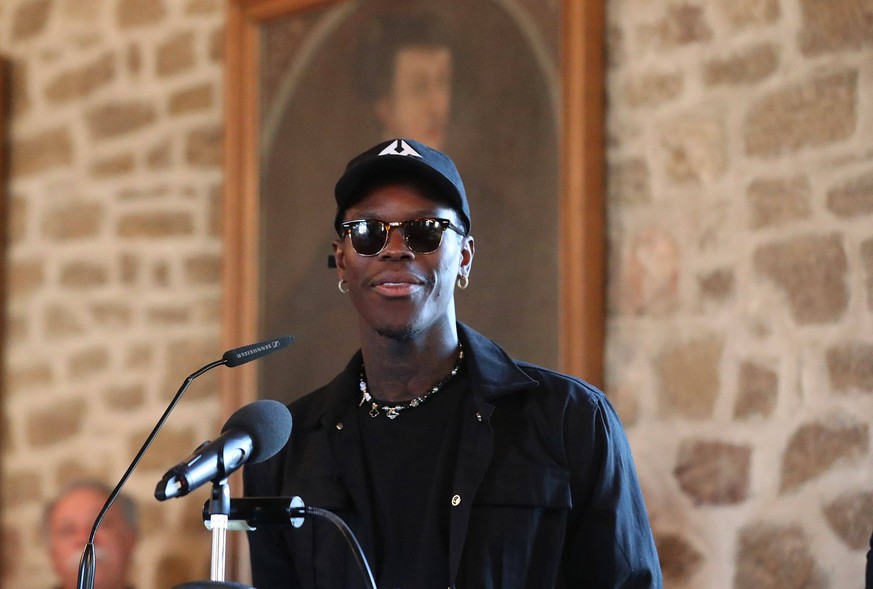 Basketball Weltmeister Dennis Schröder Braunschweig, 15.09.2023, Basketball Weltmeister 2023 Dennis Schröder verewigt sich im Goldenen Buch der Stadt und feiert vom Altstadtrathausbalkon aus mit seine ...