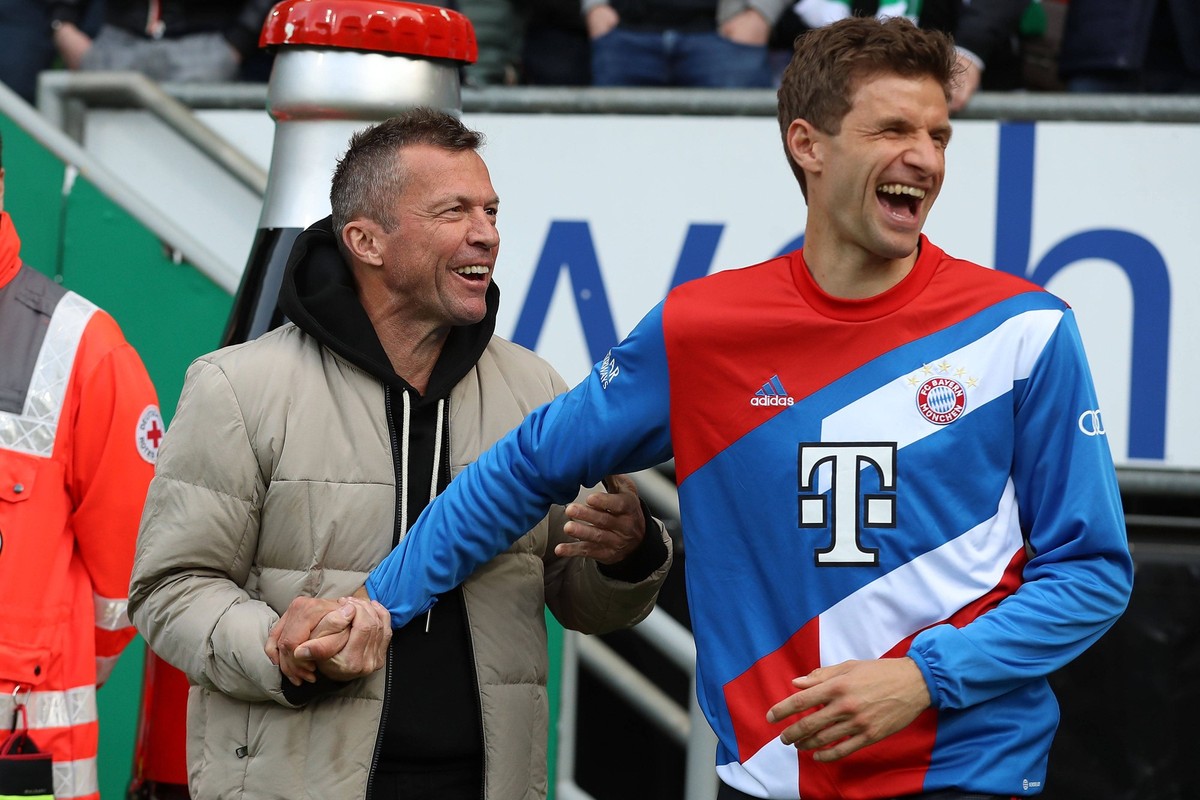 06.05.2023, xtgx, Fussball 1.Bundesliga, SV Werder Bremen - FC Bayern München emspor, v.l. TV Experte Lothar Matthaeus Matthäus SKY Thomas Mueller of Bayern München auf dem Weg zur Ersatzbank DFL/DFB  ...