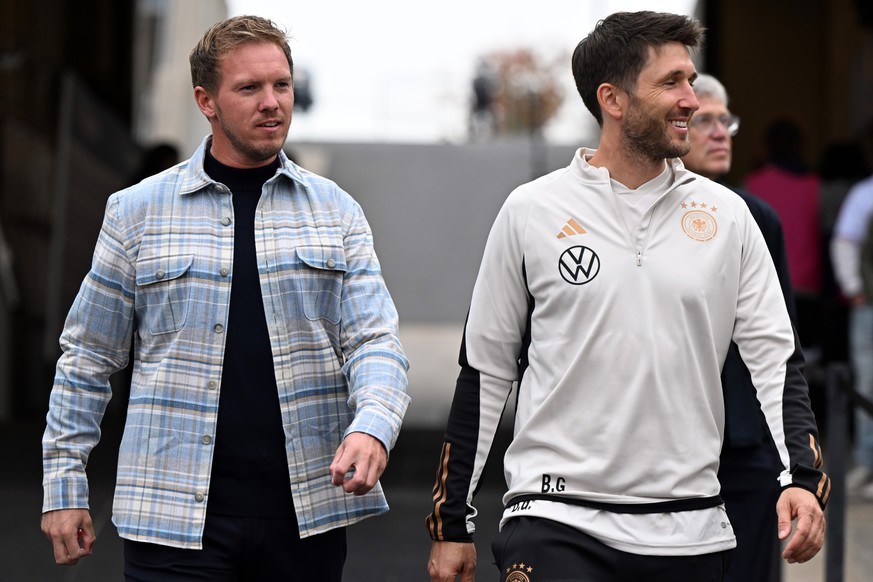 14.10.2023, USA, East Hartford: Fußball: Länderspiele, USA - Deutschland, Pratt &amp; Whitney Stadium at Rentschler Field. Bundestrainer Julian Nagelsmann (l) und Co-Trainer Benjamin Glück gehen vor d ...