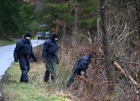 14.03.2023, Nordrhein-Westfalen, Freudenberg: Polizisten suchen am Fundort des ermordeten Mädchens Luise nach weiteren Hinweisen. Bei der Obduktion der Leiche sind zahlreiche Messerstiche festgestellt ...