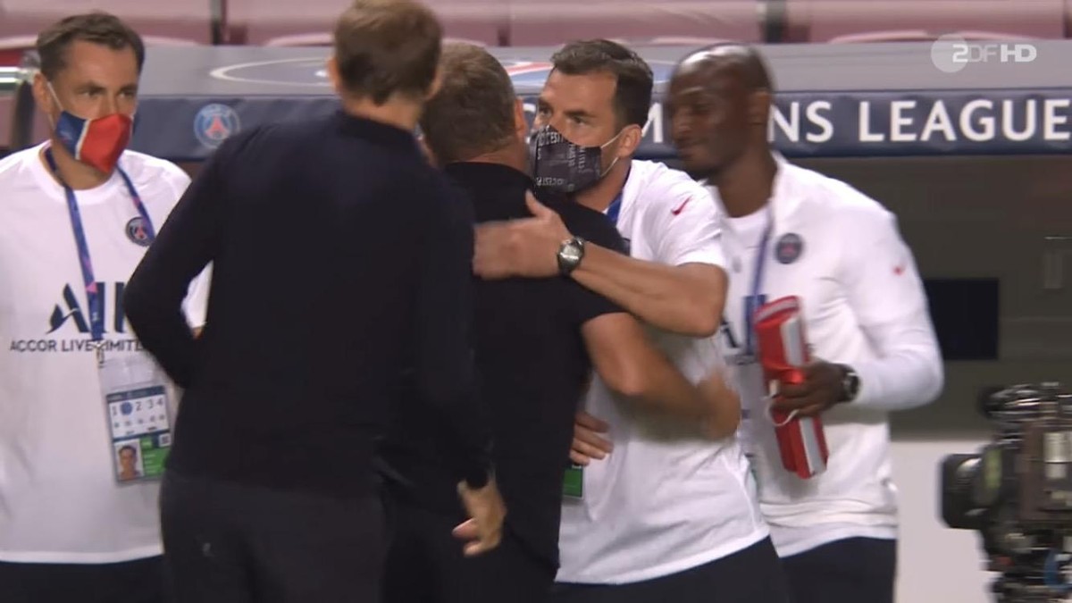 Flick bei Thomas Tuchel (2. v. l.) und seinem Team.
