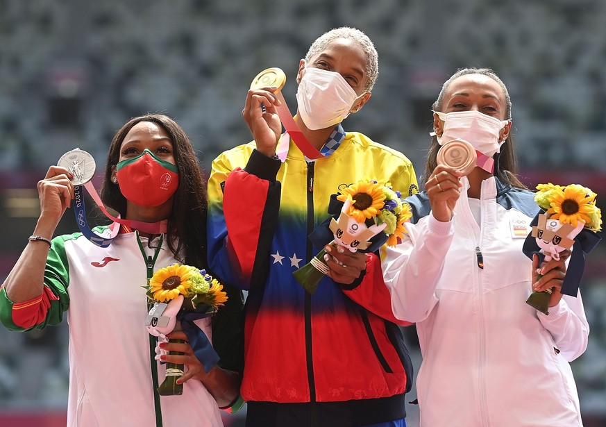 (210802) -- TOKYO, Aug. 2, 2021 (Xinhua) -- Ana Peleteiro (R) of Spain, Yulimar Rojas (C) of Venezuela and Patricia Mamona of Portugal react during the awarding ceremony of the Women&#039;s Triple Jum ...