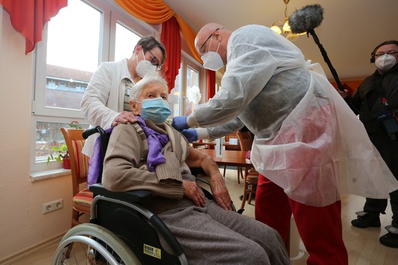 26.12.2020, Sachsen-Anhalt, Halberstadt: Die Heimbewohnerin Edith Kwoizalla ist mit ihren 101 Jahren die erste die sich am Samstag vor dem offiziellen Impfstart in Deutschland gegen Corona geimpft wur ...