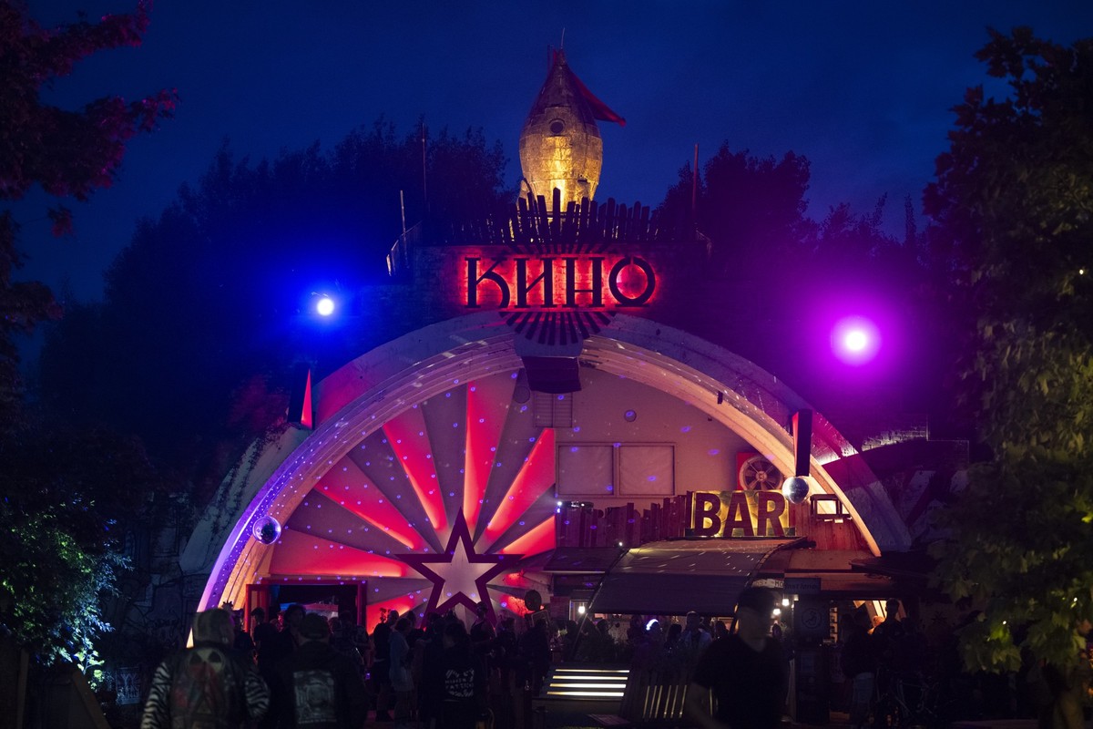 ARCHIV - 26.06.2025, Mecklenburg-Vorpommern, Lärz: Besucher stehen vor einer Bühne auf dem Fusion-Festival. (zu dpa: «Fusion-Festival macht 2027 Pause») Foto: Philip Dulian/dpa +++ dpa-Bildfunk +++