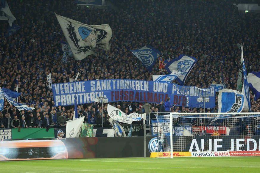 "Vereine sanktionieren und persönlich profitieren" – Einige Fans des FC Schalke 04 warfen Reinhard Grindel schon im DFB-Pokal-Spiel gegen Werder Bremen eine gewisse Doppelmoral vor.