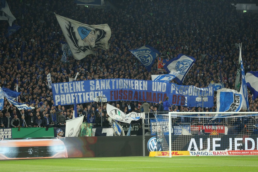 03.04.2019, Fussball, Saison 2018/2019, 1. DFB Pokal, Viertelfinale - FC Schalke 04 - SV Werder Bremen Fans des FC Schalke 04 zeigen ein Spruchband gegen Reinhard Grindel Gelsenkirchen Veltins Arena N ...