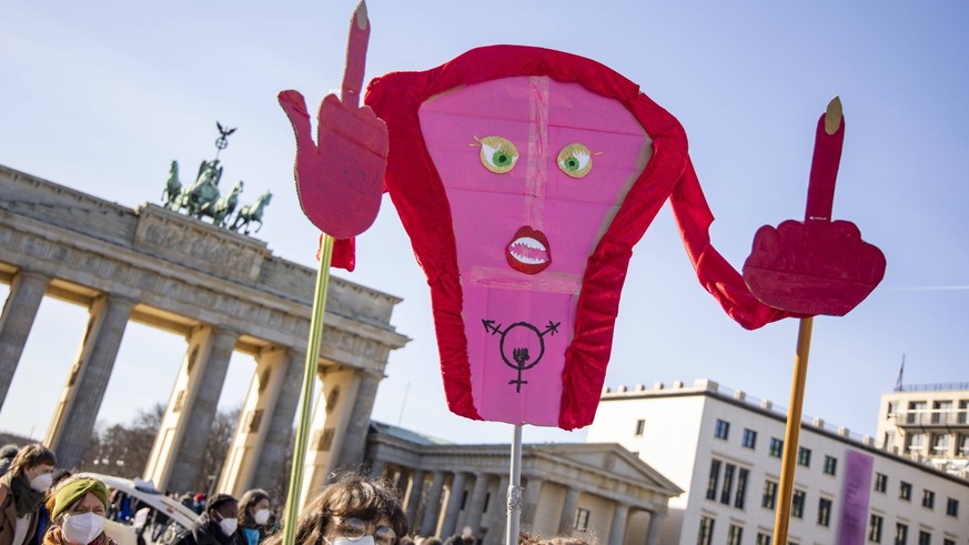 Demonstration zum Internationalen Frauentag in Berlin am 8. Maerz 2021. Viele Tausende Menschen, insbesonders Frauen trafen sich um für Frauenrechte in Berlin zu demonstrieren. *** Demonstration for t ...