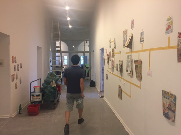 Tunçay läuft durch die Ausstellungsräume