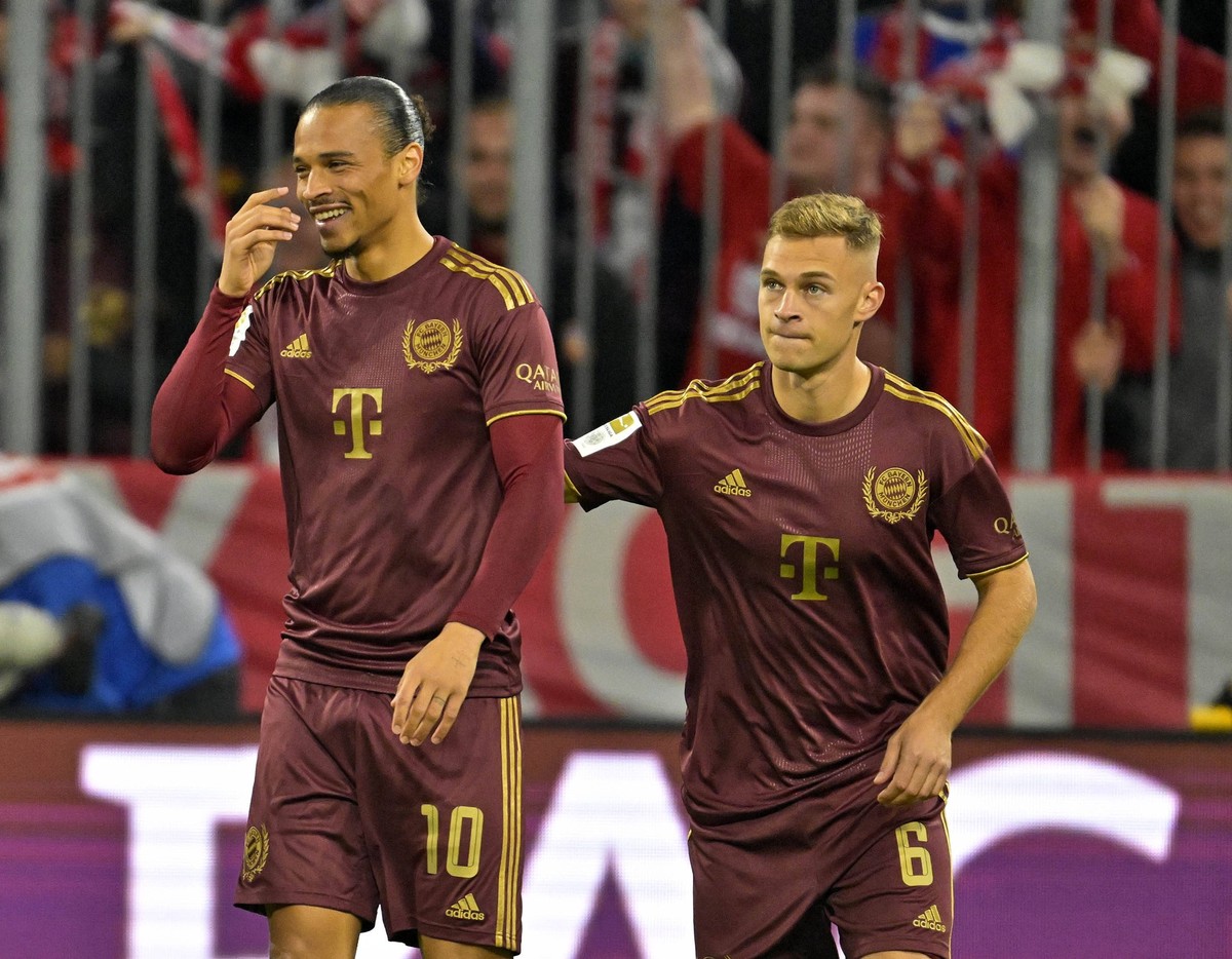 30.09.2022, Fussball 1. Bundesliga 2022/2023, 08.Spieltag, FC Bayern München - Bayer Leverkusen, in der Allianz-Arena München. Torjubel v.l. Leroy Sane Bayern München und Joshua Kimmich FC Bayern Münc ...