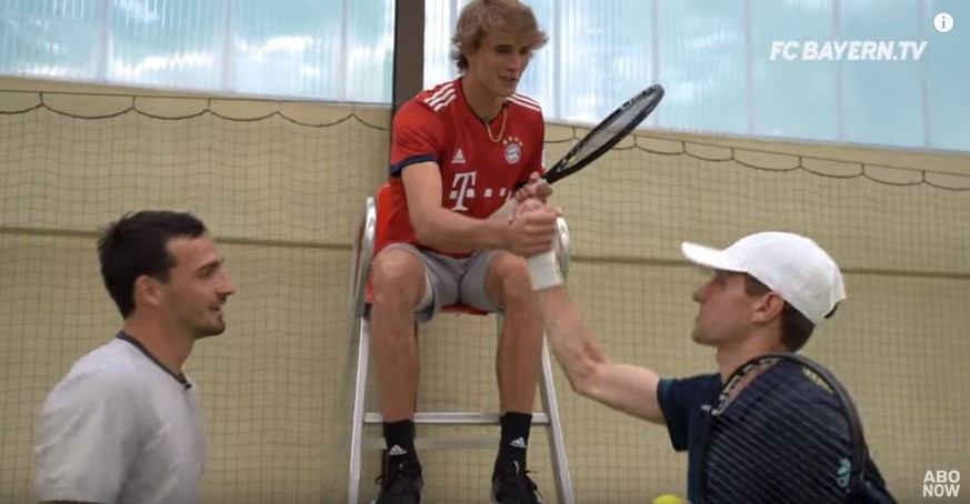 Der Handschlag unter Sportsmännern: Hummels und Müller treten in Tennis-Kleidung auf, Zverev trägt das Bayern-Trikot.