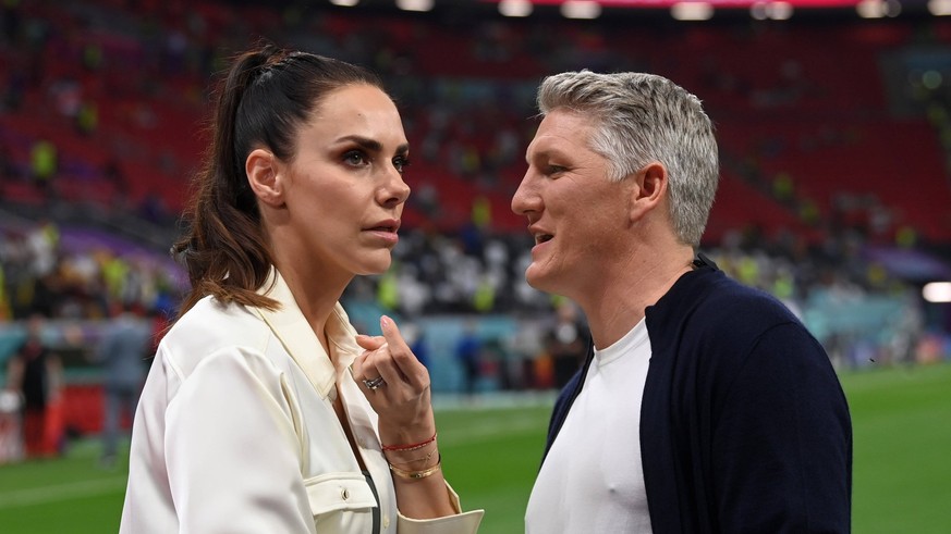 Fussball, Herren, Saison 2022/23, WM in Katar, Gruppe E 3. Spieltag, Costa Rica - Deutschland im Al-Bayt Stadium in Al-Khor, v. l. Moderatorin Esther Sedlaczek ARD, Experte Bastian Schweinsteiger ARD, ...