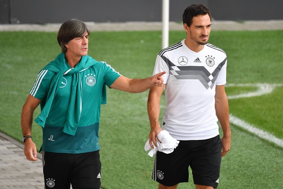 Bundestrainer Joachim Jogi LOEW,LW GER,Gestik,zeigt,zeigen,Fingerzeig, re.Matts HUMMELS . Fussball,Training der deutschen Fussball Nationalmannschaft am 04.09..2018 in Muenchen / FC Bayern Campus ***  ...