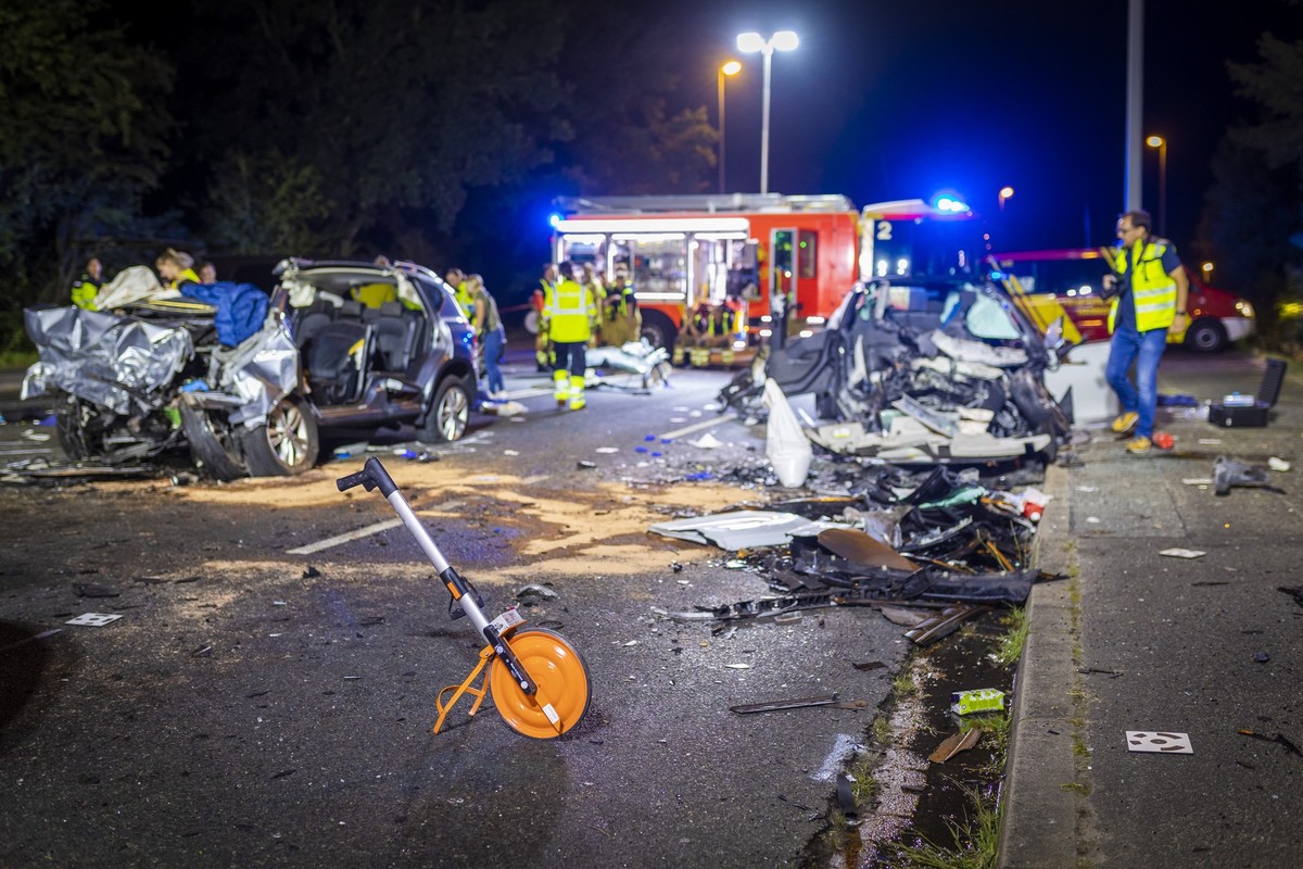 22.08.2023, Niedersachsen, Hannover: Zwei verunfallte Autos stehen auf einer Stra�e. Mehrere Menschen sind am 21.08.2023 bei dem Verkehrsunfall ums Leben gekommen. Foto: Moritz Frankenberg/dpa +++ dpa ...