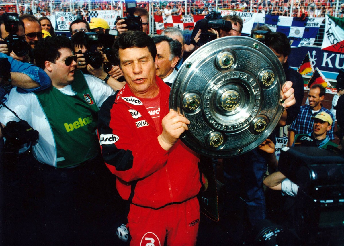 Der 1. FC Kaiserslautern ist deutscher Meister: Trainer Otto Rehhagel mit der Meisterschale
the 1 FC Kaiserslautern is German Master team manager Otto Rehhagel with the Bowl champions