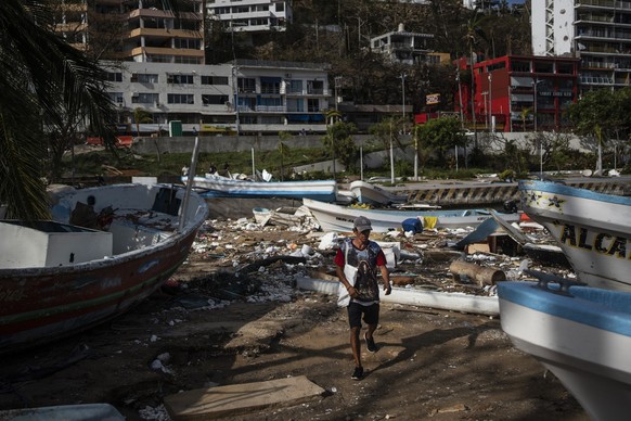 28.10.2023, Mexiko, Acapulco: Ein Fischer kommt nach dem Hurrikan «Otis» zu einem Yachtclub, um sich einem Rettungsteam anzuschließen. Foto: Felix Marquez/AP +++ dpa-Bildfunk +++