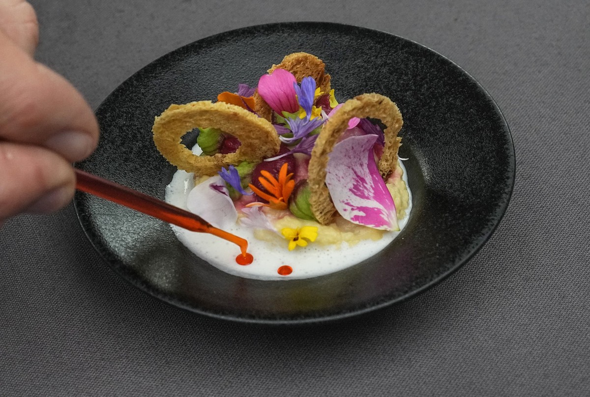 French three star Michelin chef Alexandre Mazzia of the restaurant AM in Marseille prepares his herbaceous chickpea pomade during a media conference of Sodexo Live a food and management service group  ...