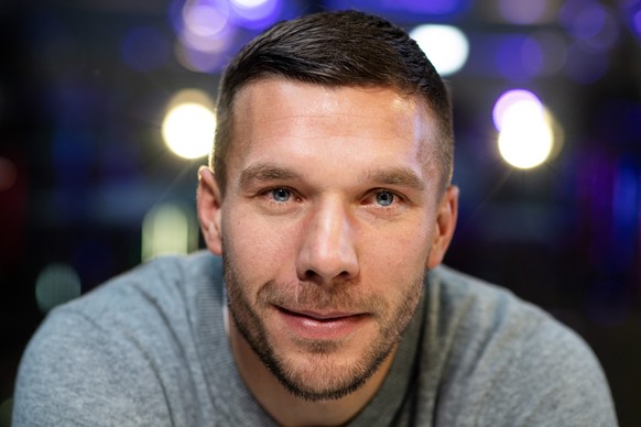 ARCHIV - 13.01.2019, Nordrhein-Westfalen, Gummersbach: Der fr�here Fu�all-Nationalspieler Lukas Podolski l�chelt, nachdem er einen Partnervertrag mit dem Internet-Dienstleister Rakuten unterschrieben ...