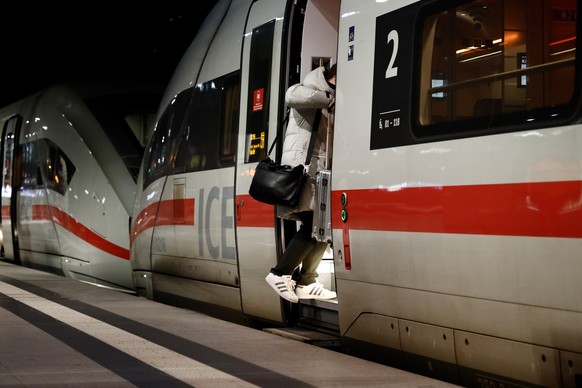 ARCHIV - 02.02.2023, Berlin: Ein Fahrgast steigt auf dem Berliner Hauptbahnhof in einen ICE ein. Die Deutsche Bahn empfiehlt Passagieren, die aufgrund der IT-Panne bei der Lufthansa auf die Schiene um ...