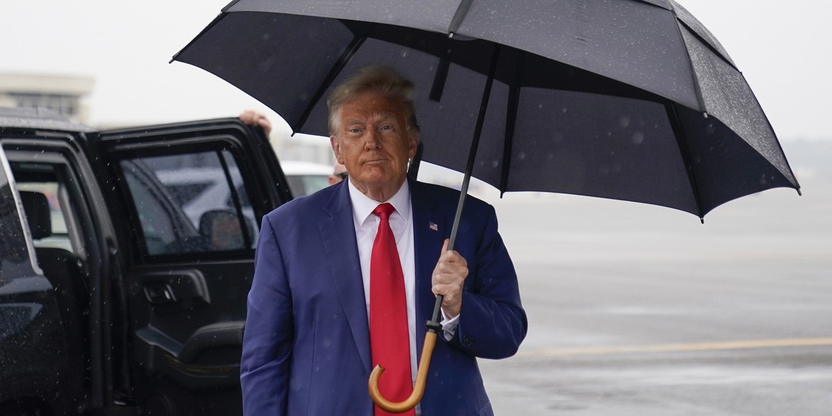 03.08.2023, USA, Arlington: Der ehemalige Präsident Donald Trump geht auf Reporter zu, bevor er am Ronald Reagan Washington National Airport sein Flugzeug besteigt, nachdem er vor Gericht auf «nicht s ...