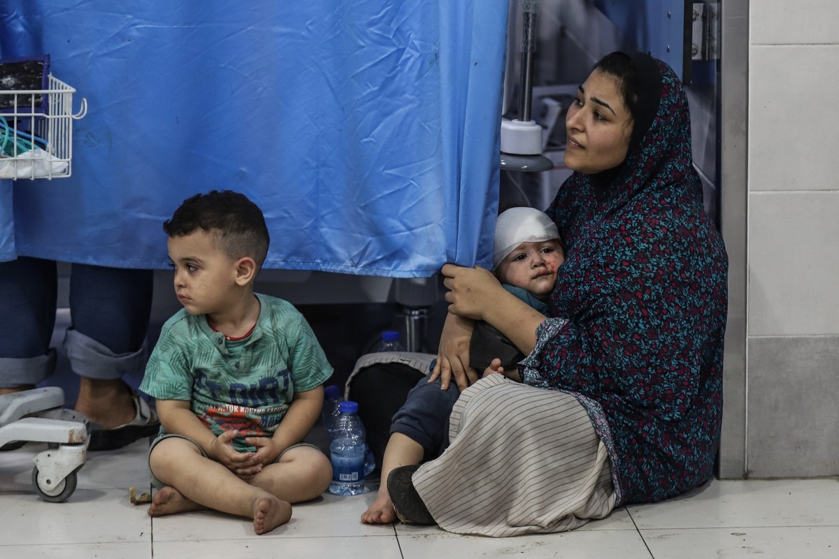19.10.2023, Palästinensische Gebiete, Gaza-Stadt: Eine Palästinenserin hält ihr Baby, das bei einem israelischen Luftangriff verletzt wurde, nach der Behandlung im Shifa-Krankenhaus. Foto: Mohammad Ab ...