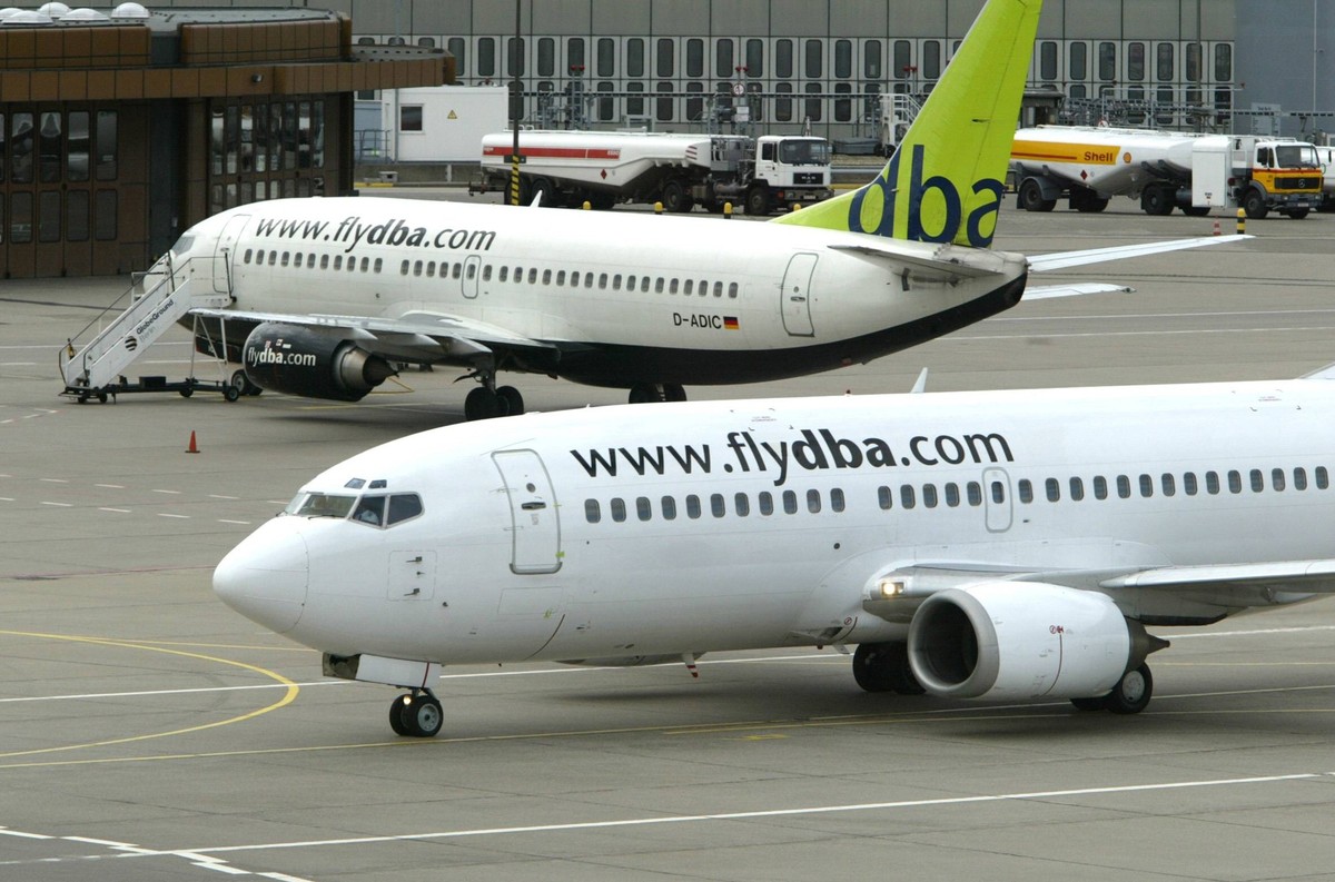 Bildnummer: 53221632 Datum: 15.09.2004 Copyright: imago/Jens Schicke
Boeing 737-360 der dba in Berlin, Objekte; 2004, Berlin, Deutschland, Flugzeug, Fluggesellschaft, Airline, www. flydba, com; , quer ...
