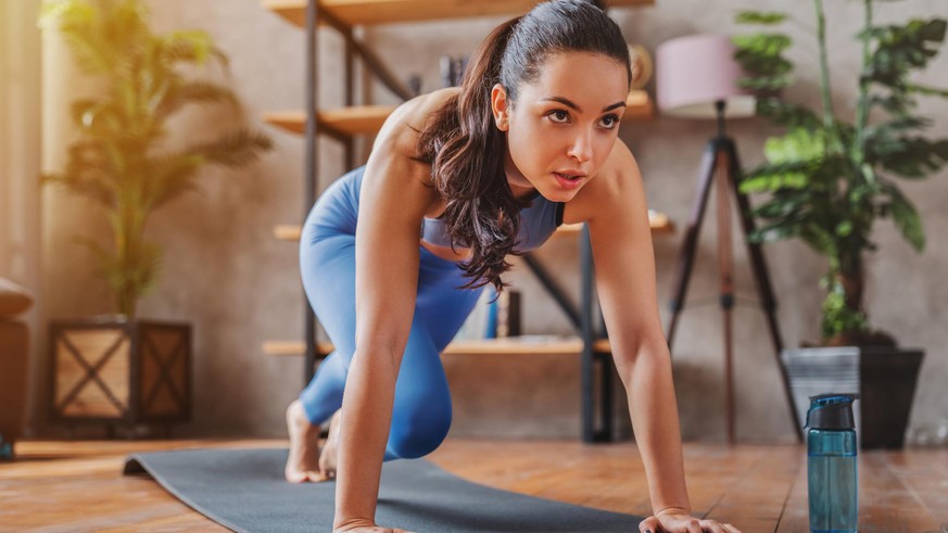 Ab auf die Matte! Unsere Sportexperten geben dir Tipps, wie du nach der Lockdown-Faulenzerei wieder fit wirst. (Symbolbild)