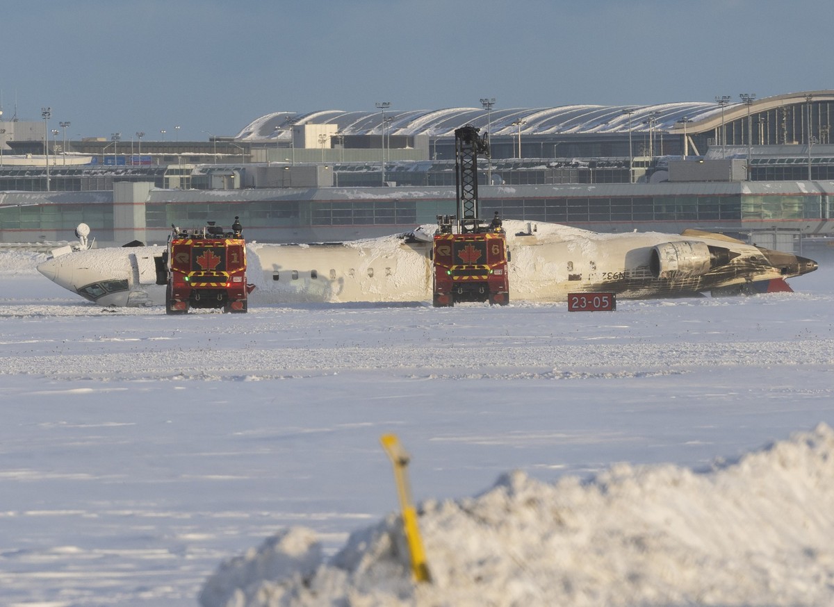 17.02.2025, Kanada, Toronto: Ein Flugzeug der Delta Air Lines ist nach einem Absturz auf dem Toronto Pearson International Airport auf dem Dach liegend zu sehen. Foto: Zou Zheng/XinHua/dpa - ACHTUNG:  ...