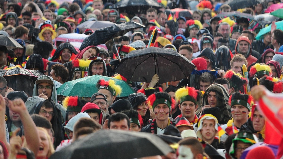 EURO 2016, Public Viewing in Hamburg Fussball Public Viewing Deutschland Polen am 16.06.2016 auf dem Heiligengeistfeld in Hamburg starker Regen beim Public Viewing in Hamburg xPBJPGx

Euro 2016 Publ ...